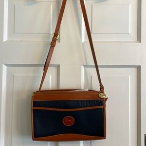 Crossbody vintage Dooney & Bourke purse.